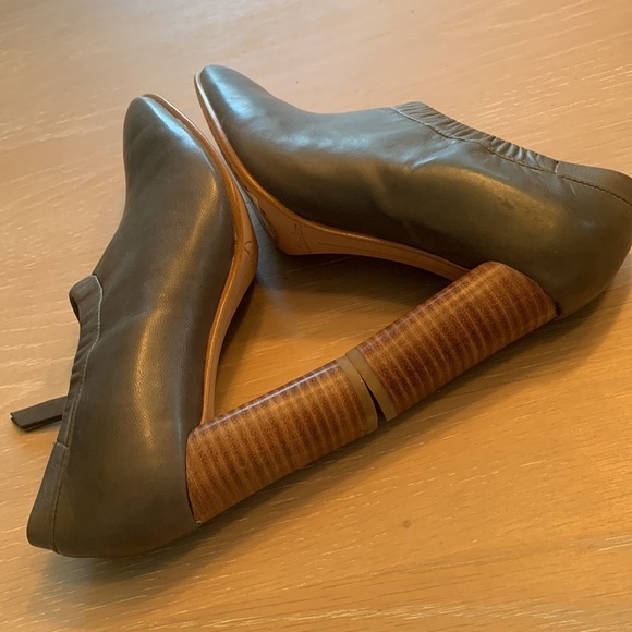 Clark’s Narrative Leather Grace Lola booties size 6, stacked 3” heel New in Box - Picture 5 of 9